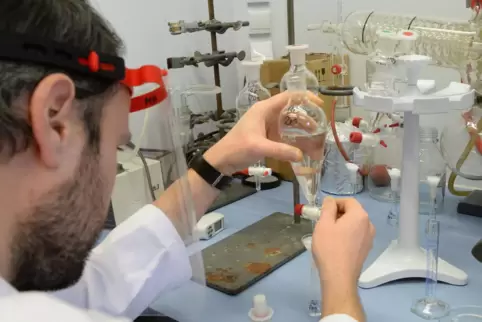 Chemische Grundstoffe in der Überprüfung: Techniker René Weiss bei der Arbeit. 