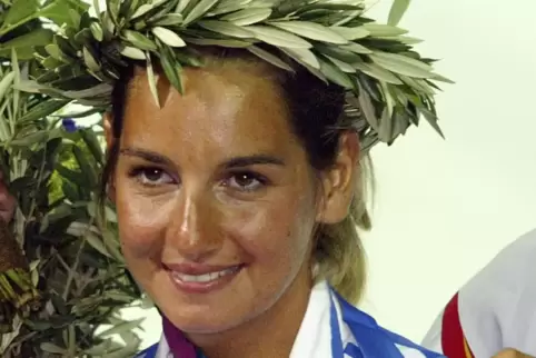 Die griechische Skipperin Sofia Bekatorou zeigt ihre Goldmedaille bei den Olympischen Spielen im Jahr 2004. 
