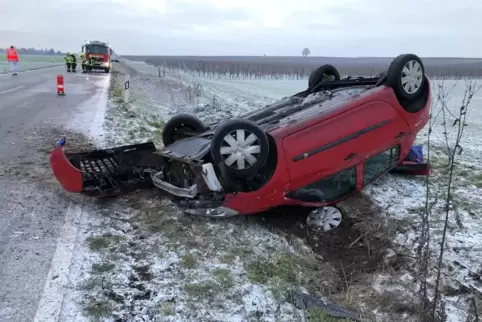 Die Fahrerin dieses Autos war auf der vereisten K9 zu schnell unterwegs. 