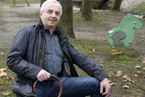 Bernd Eberle auf dem Dirmsteiner Spielplatz am Dicken Baum. Der soll in diesem Jahr endlich aufgewertet werden. 