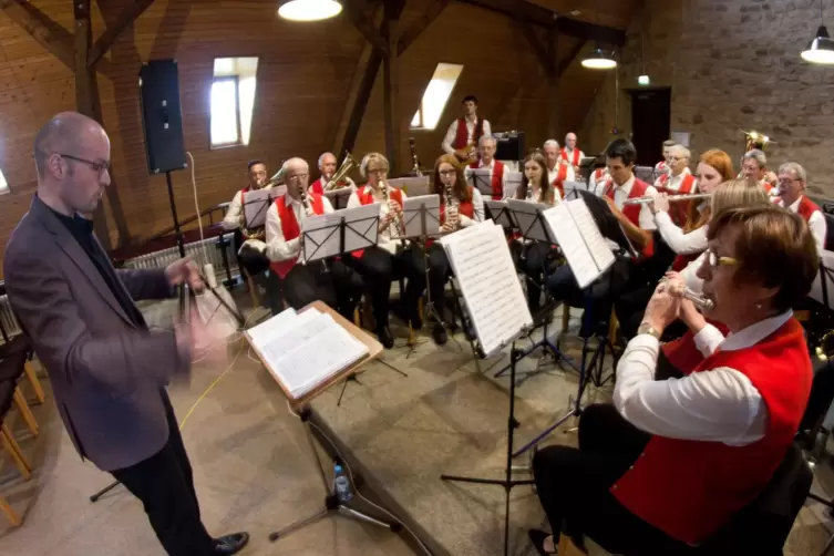 Wirkt als Dirigent bei seinem Heimatverein, dem Musikverein Reichenbach, hier im vorvergangenen Jahr auf Burg Lichtenberg. 