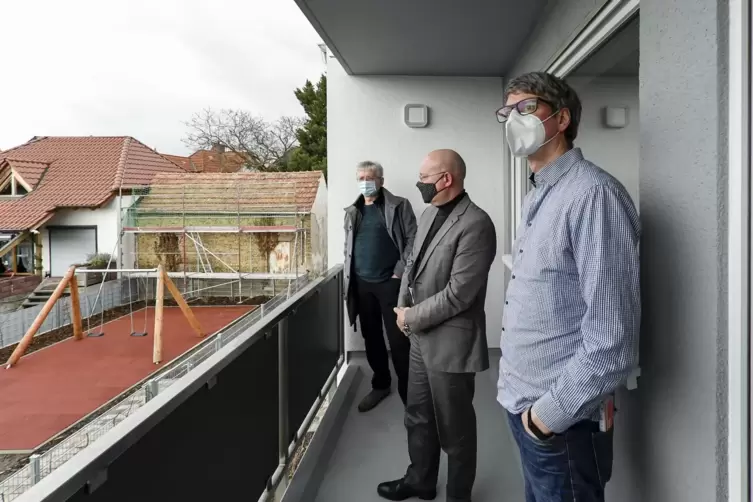 &bdquo;Ein Balkon muss sein&ldquo;, sagt Christopher Diehl (rechts), hier mit B&uuml;rgermeister Michael M&uuml;ller und Bauamtsleiter Thomas Krau&szlig; (h