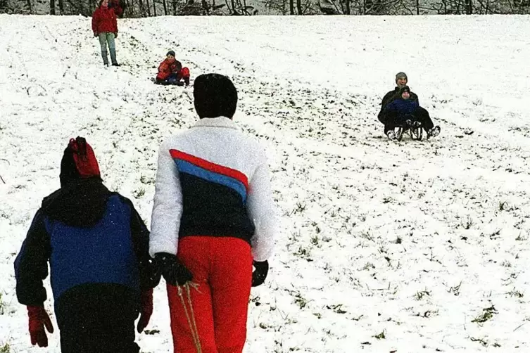 Seit Jahrzehnten kommen Eltern mit ihren Kindern zum Schlittenfahren an den Hang beim Hintersteinerhof.