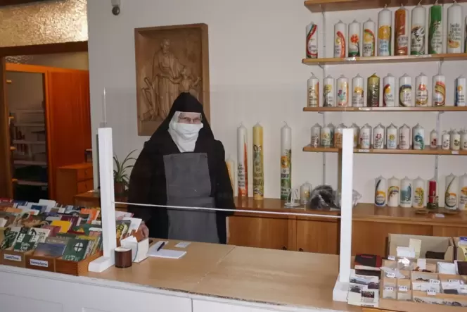 Schwester Mirjam darf im kleinen Klosterladen des Hauensteiner Karmelklosters derzeit keine Kunden bedienen. Auf Bestellung könn