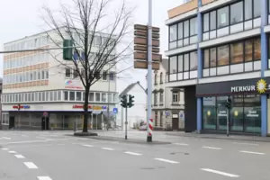 Die Merkur-Spielothek und die Löwenplay-Spielhalle in der Landauer Straße liegen direkt nebeneinander. Wenige Meter entfernt in 
