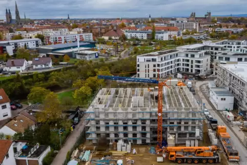 Drohnen-Perspektive: vorne das Ärztehaus im Bau (Stand: Ende Oktober), dahinter Neubauten am Priesterseminar, die B39, Speyer.
