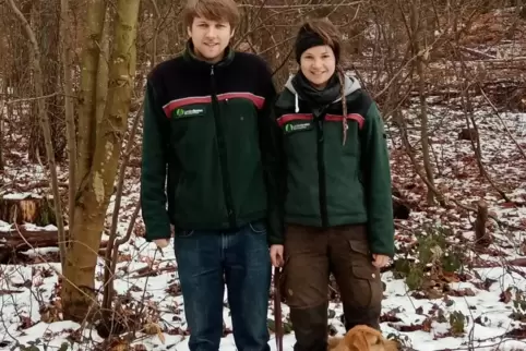 Viel im Wald unterwegs: Franziska Herbig, Christian Kappich und Mischlingshund Ronja, der die junge Försterin bei der Arbeit im 