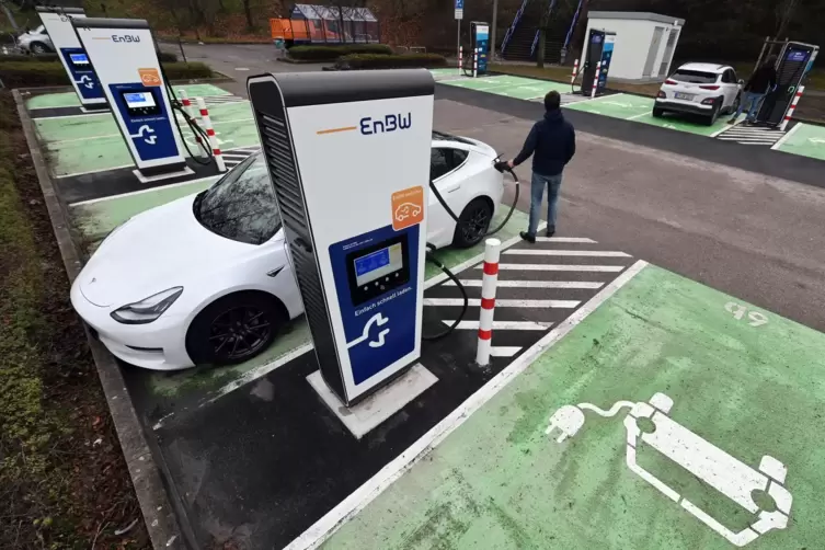Im Autobahn-nahen Karlsruher Durlach Center hat der Energieversorger EnBW einen Schnellladepark für E-Autos errichtet. 