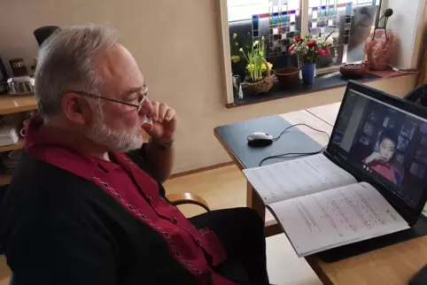 Michael Wack unterrichtet seinen Schüler in China online im Mundharmonika-Blues.