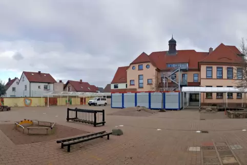 Im nördlichen Teil des Schulhofs (links) sollen zusätzliche Räume für die Pestalozzi-Grundschule (rechts) entstehen. Auf dem ang
