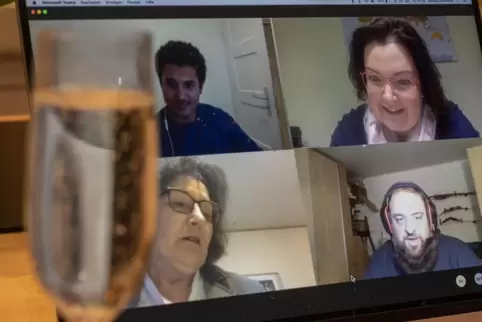 Virtuell anstoßen mit Isabel Steinhauer-Theis (oben rechts) und Marlies Kohnle-Gros (unten links).