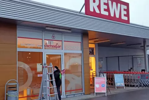 Mitarbeiter einer Handwerksfirma bauten Anfang Januar die Ladeneinrichtung der ehemaligen Bäckereifiliale Schäfer im Rewe-Markt 