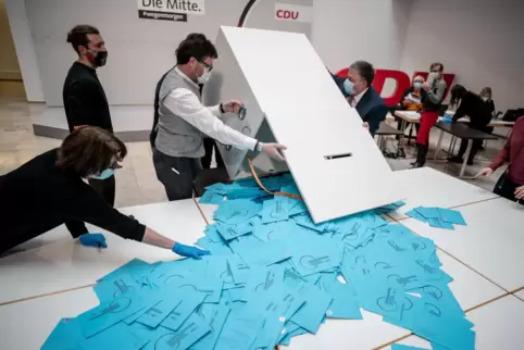 Ohne Briefwahl geht es nicht bei der virtuellen Aufstellung der Bundestagskandidaten. Hier die Auszählung vorigen Freitag in der