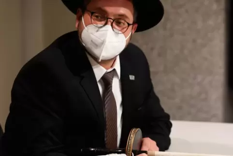 Rabbiner Shaul Nekrich schreibt die letzten Buchstaben in die Sulzbacher Thorarolle.