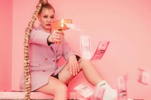 Die Rapperin Nora OG tritt entgegen der üblichen Frauenbilder im Dancehall als selbstbewusste Musikerin auf, die sich ihren Plat