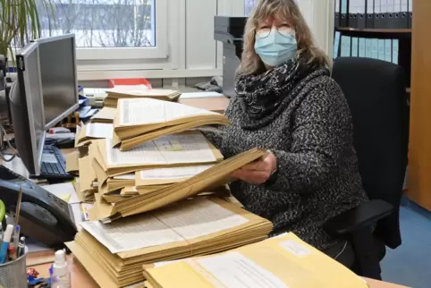 Ein Schreibtisch voller Zeugnisse: Beate Uppenthal im Sekretariat des Purrmann-Gymnasiums.