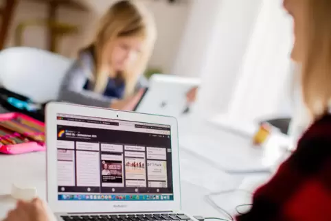 Viele Stunden müssen die Kinder im Moment täglich vor dem Laptop verbringen.