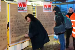 In früheren Jahren: Andreas Gaa (rechts) informiert vor den PFW-Toren über die Tarifrunde. 