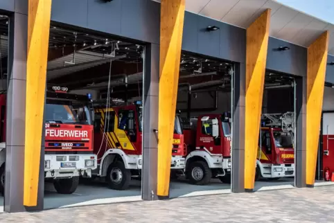 Fahrzeuge ja, Menschen nein: Im neuen Gerätehaus in Hettenleidelheim herrscht wie in allen anderen Gebäuden der Freiwilligen Feu