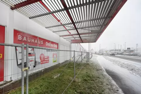 Bauzaun steht: In der kommenden Woche soll der Abriss des alten Bauhaus-Gebäudes starten.