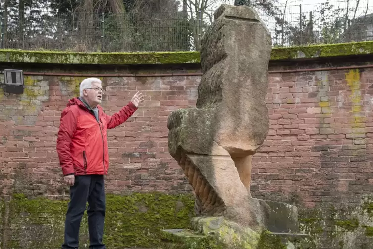 Klaus Raither, der fr&uuml;here Kulturamtsleiter, erinnert sich noch gerne an das Symposium, bei dem Skulpturen wie diese &bdquo;Knieende F