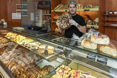 Seine Backwaren bezieht Christian Roth von der Ludwigshafener Bäckerei Theo Theurer. 