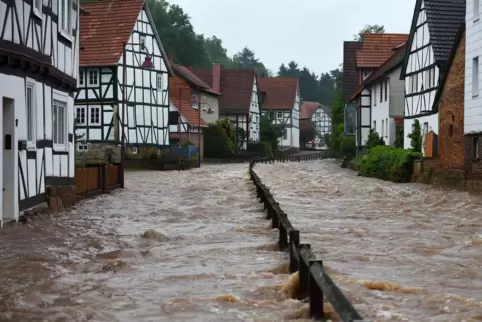 Die Versicherungssituation für Hochwasserschäden in Deutschland habe sich in den vergangenen Jahren nicht verbessert, kritisiert