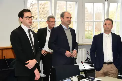  Philipp Gross (2. von rechts) von der Firma Peter Gross mit Anwälten, hier im November bei einer der Verhandlungen gegen die St
