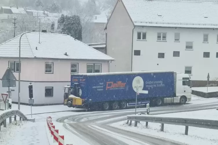 Als es am Mittwoch wieder stark schneite, scheiterte erneut ein Lastwagen an der Stichstraße, die vom Golfplatz aus über den Sch