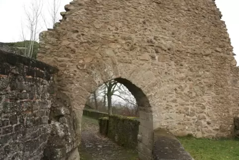 Die Kapelle auf der Oberburg ist verschwunden, Reste der Kapelle von der Unterburg sind noch erhalten. 