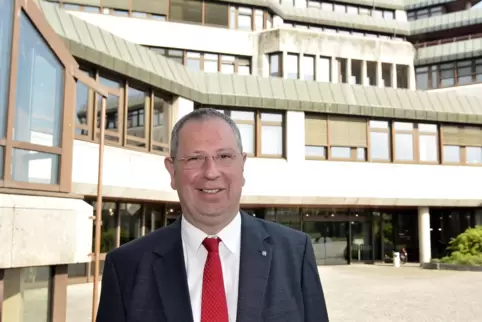 Rüdiger Schneidewind kurz vor seiner Wahl zum Oberbürgermeister 2014 vor dem Rathaus am Forum. Rüdiger Schneidewind kurz vor seiner Wahl zum Oberbürgermeister 2014 vor dem Rathaus am Forum.