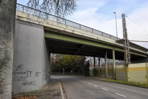 Die Stadt schätzt die Kosten für die Sanierung der Brücke auf rund 900.000 Euro. Rechts im Bild die offenbar instabile Fahrdraht
