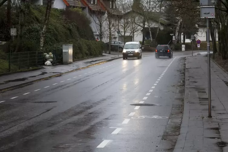 Viele Radler fahren trotz des extra eingerichteten Schutzstreifens auf dem Gehweg, beklagen Anwohner in der Kantstraße.