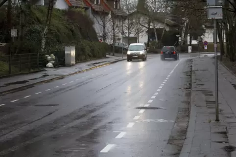 Viele Radler fahren trotz des extra eingerichteten Schutzstreifens auf dem Gehweg, beklagen Anwohner in der Kantstraße.