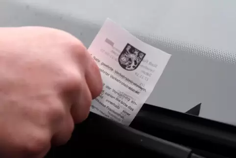Zack, da hängt es schon: ein von Mitarbeitern des städtischen Ordnungsamts verteiltes Knöllchen. 