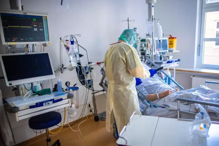 Arbeits- und zeitintensiv: Eine Pflegekraft betreut einen Covid-Patienten. 