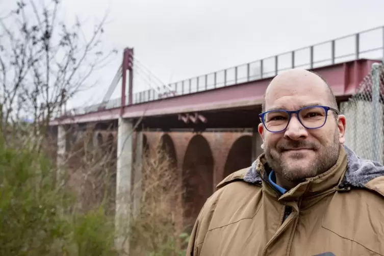Morlautern: Ortsvorsteher Alexander Lenz vor der Autobahnbr&uuml;cke an der Waschm&uuml;hle. 