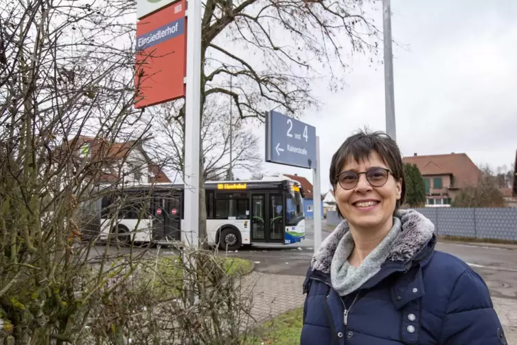 Einsiedlerhof: Ortsvorsteherin Christina Kadel an der Bushaltestelle am Bahnhaltepunkt.