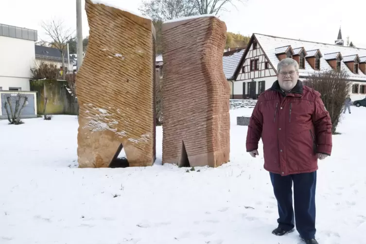 M&ouml;lschbach: Ortsvorsteher J&ouml;rg Walter an der neuen Skultpur in der Ortsmitte.