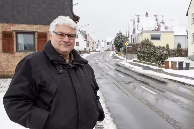 Erfenbach: Ortsvorsteher Reiner Kiefhaber an der Siegelbacher Stra&szlig;e.