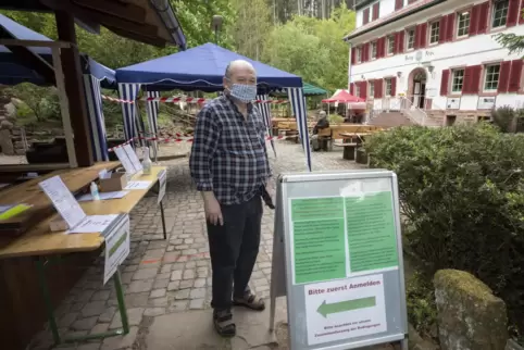 Ein Bild aus (etwas) besseren Zeiten: Hans Müller, Vorsitzender der Naturfreunde, im Mai vor dem Haus im Finsterbrunnertal. 