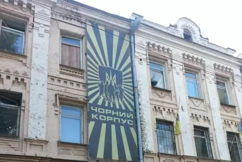 Die Flagge von Unterstützern des Freiwilligenbataillons Asow an einem Haus in Kiew. 