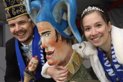 Das Herxheimer Prinzenpaar Torsten und Theresa stimmt sich im Narrenschiff auf die Digital-Saison ein.