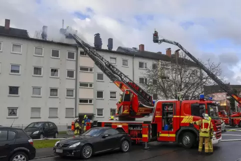 Der Dachstuhl des Wohngebäudes im Albrecht-Dürer-Ring wurde von den Flammen stark in Mitleidenschaft gezogen. 