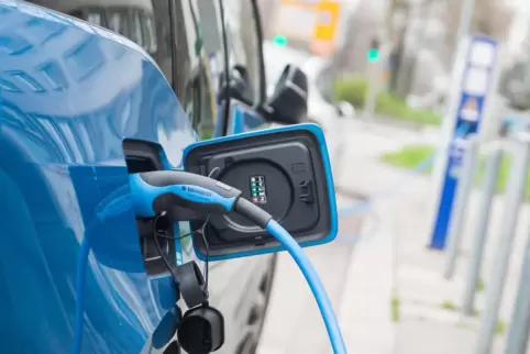 Ein E-Auto wird geladen. 