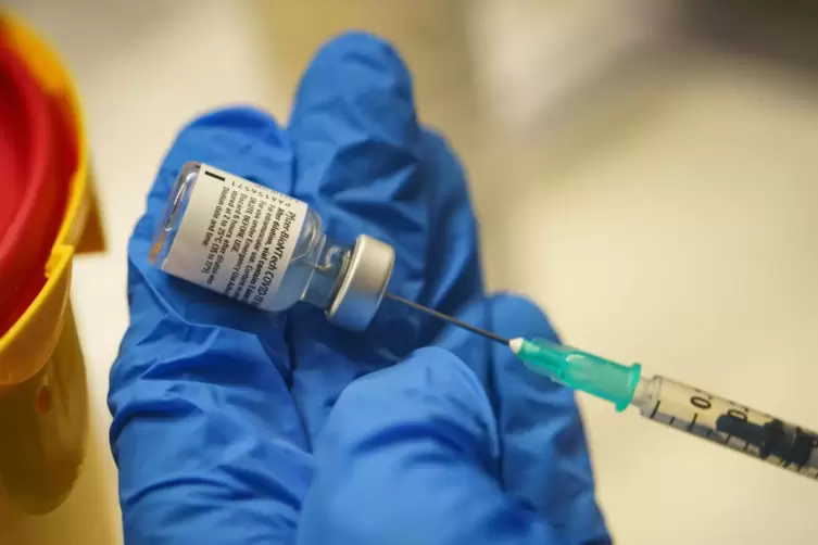 Ein Arzt bereitet eine Dosis mit dem Impfstoff von Biontech/Pfizer vor.