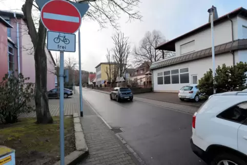 Unechte Einbahnstraßen wie die Jahnstraße sorgen für Stirnrunzeln bei Autofahrern: Anders als das Schild „Einfahrt verboten“ ver