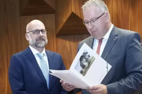 Von links: Bürgermeister Michael Forster (CDU) und Oberbürgermeister Rüdiger Schneidewind (SPD) Von links: Bürgermeister Michael Forster (CDU) und Oberbürgermeister Rüdiger Schneidewind (SPD)
