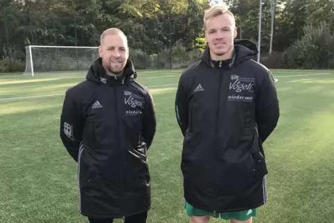 Timo Riemer (rechts) und Co-Trainer Marc Wolter bleiben auch in der kommenden Saison 2021/2022 Trainer des Bezirksligisten SV Ki