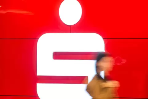 Verbraucherschützer werfen vor allem Sparkassen vor, die Zinsen in Prämiensparverträgen eigenmächtig mit Hilfe von Zinsanpassung